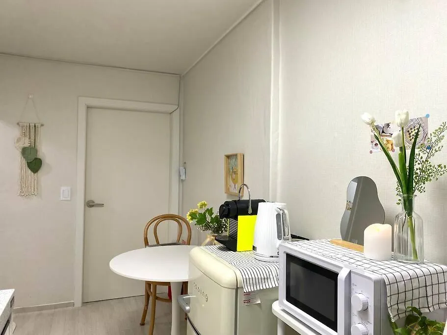 5Mins To Jangseungbaegi Station, 1Mins To Airport Bus Station, Max 6Pax, Two Bedrooms Seoul South Korea