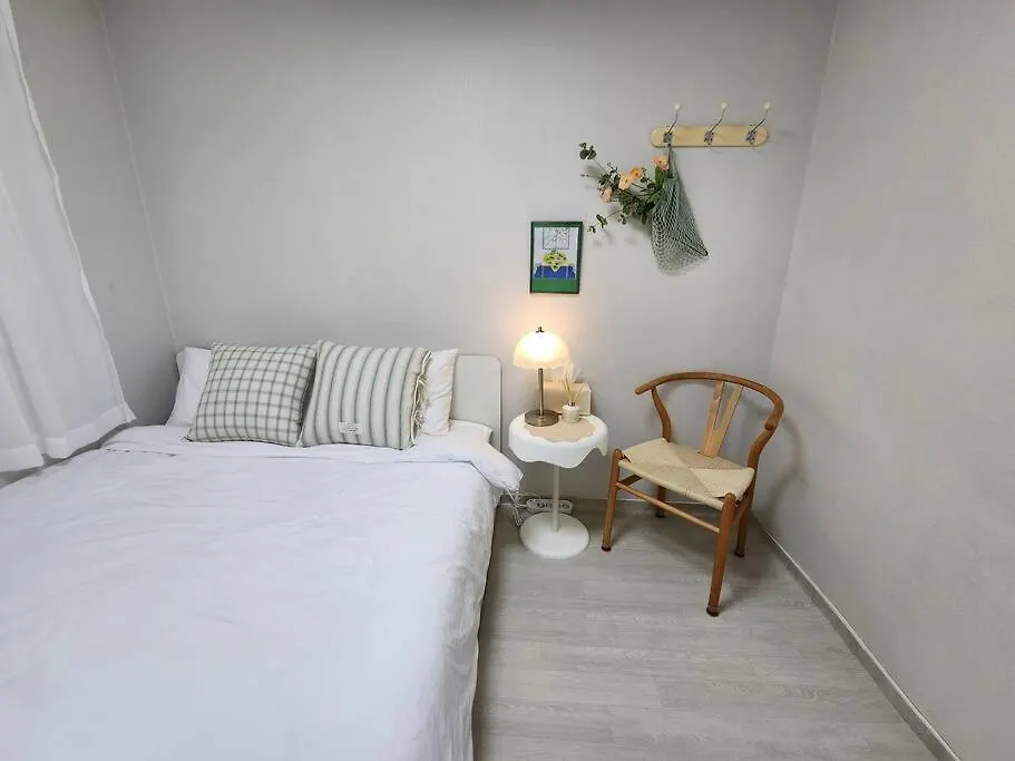 Apartment 5Mins To Jangseungbaegi Station, 1Mins To Airport Bus Station, Max 6Pax, Two Bedrooms Seoul