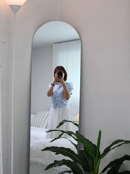 5Mins To Jangseungbaegi Station, 1Mins To Airport Bus Station, Max 6Pax, Two Bedrooms Seoul Apartment