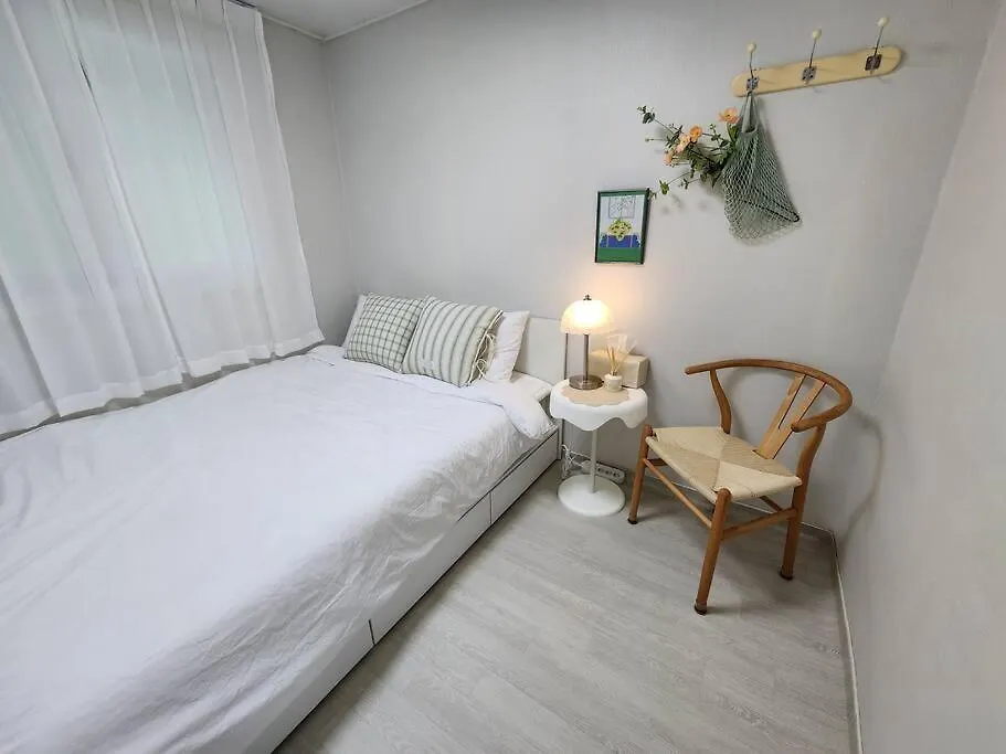 5Mins To Jangseungbaegi Station, 1Mins To Airport Bus Station, Max 6Pax, Two Bedrooms Seoul Apartment