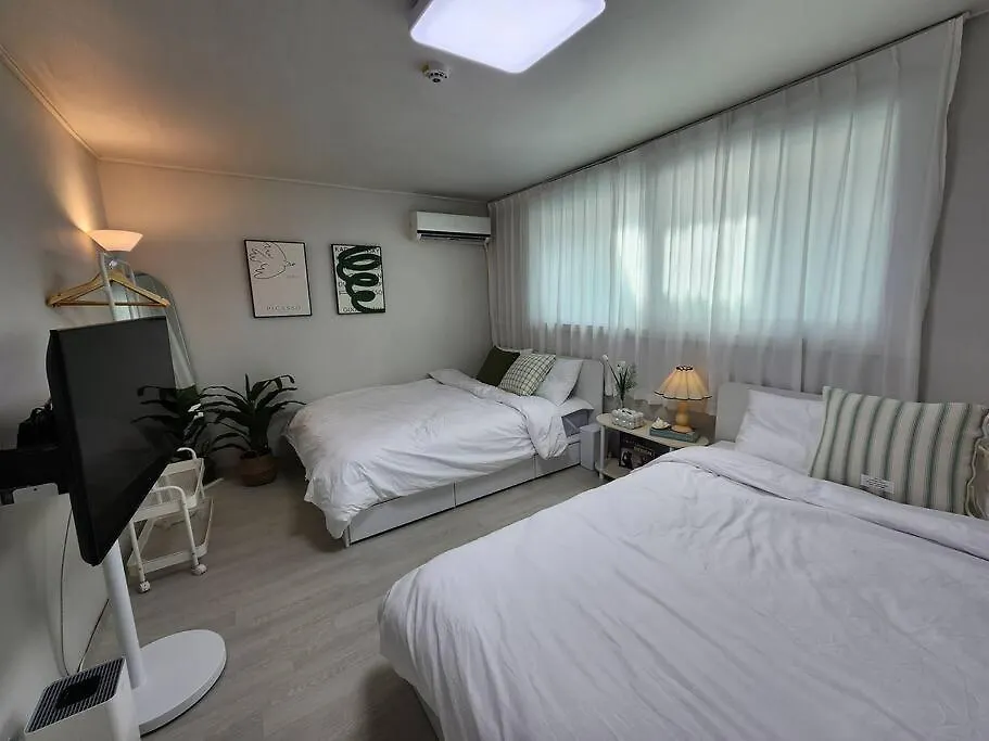 Apartment 5Mins To Jangseungbaegi Station, 1Mins To Airport Bus Station, Max 6Pax, Two Bedrooms Seoul