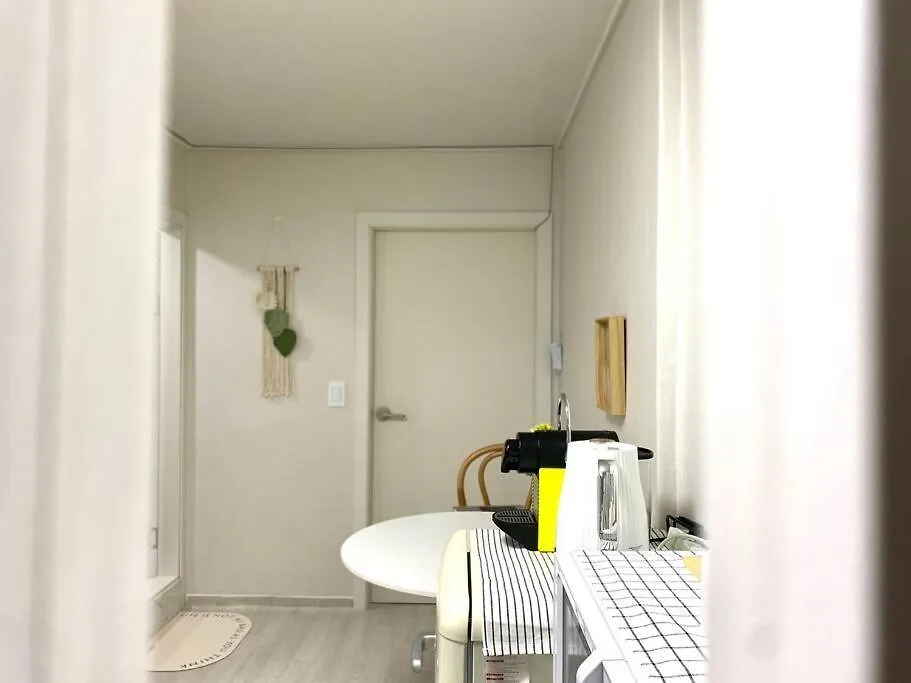 5Mins To Jangseungbaegi Station, 1Mins To Airport Bus Station, Max 6Pax, Two Bedrooms Seoul South Korea